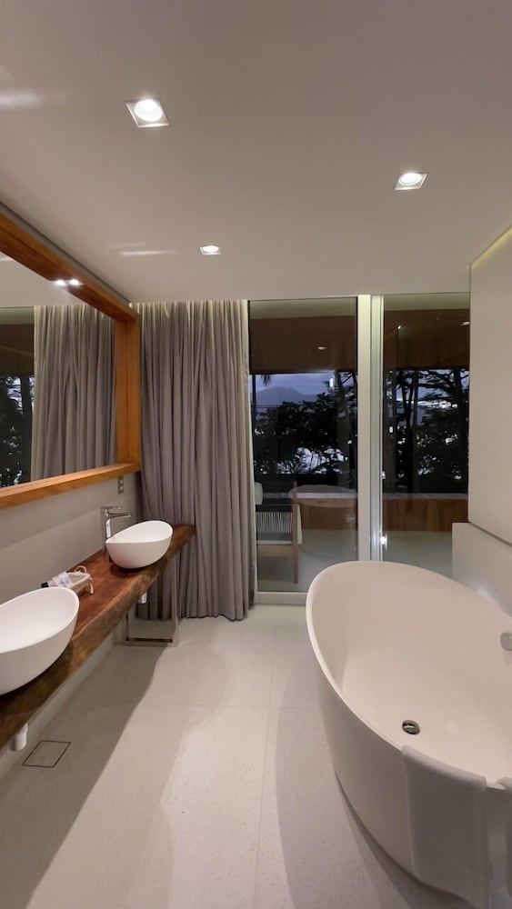 Luxury Double Room, 1 King Bed, Beach View photo 3