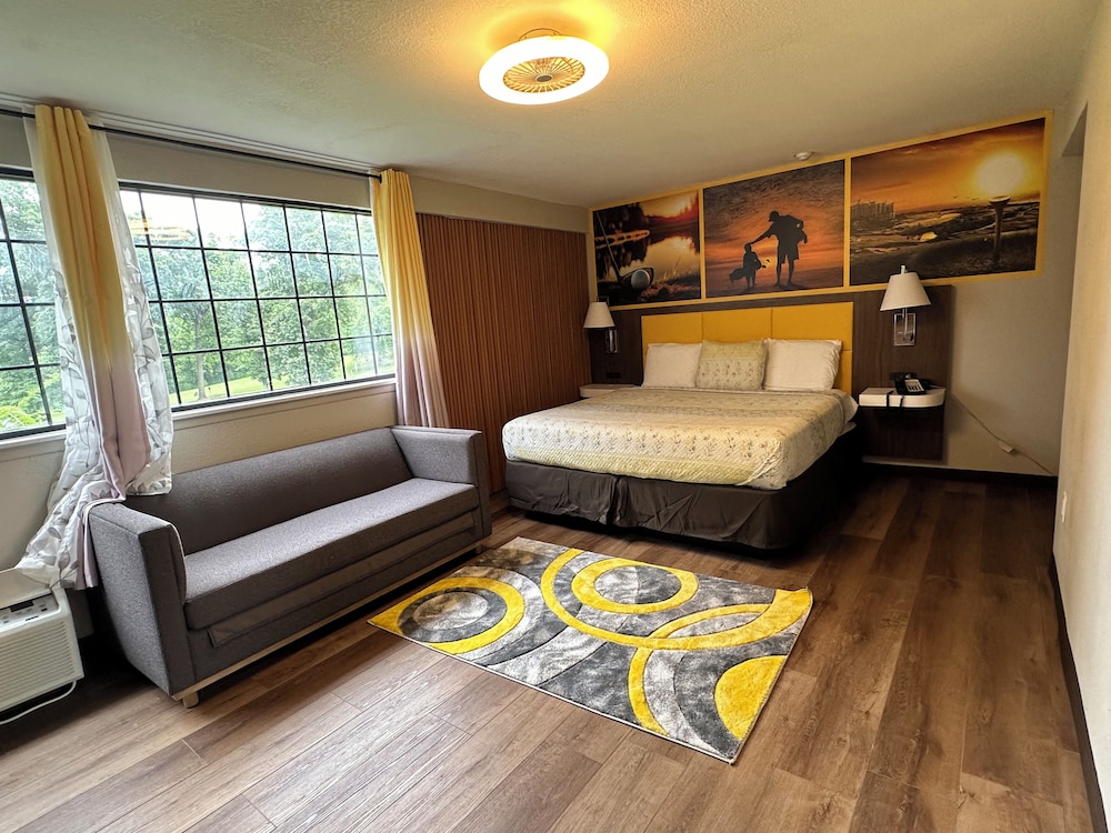 Deluxe Studio Suite, 1 King Bed with Sofa bed photo 1