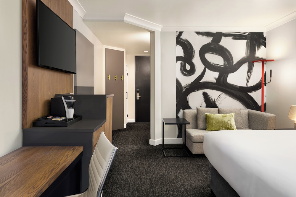 Room, 1 King Bed (Partial Water View) - Photo 3