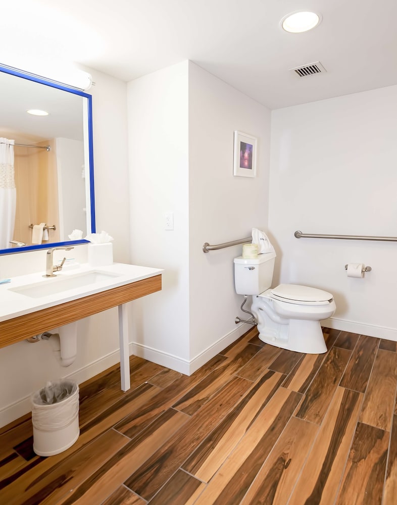 Studio, 1 King Bed, Accessible, Bathtub - Photo 8