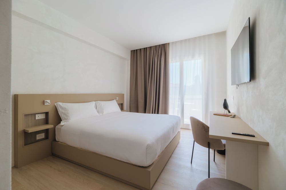 Classic Room, Balcony, City View