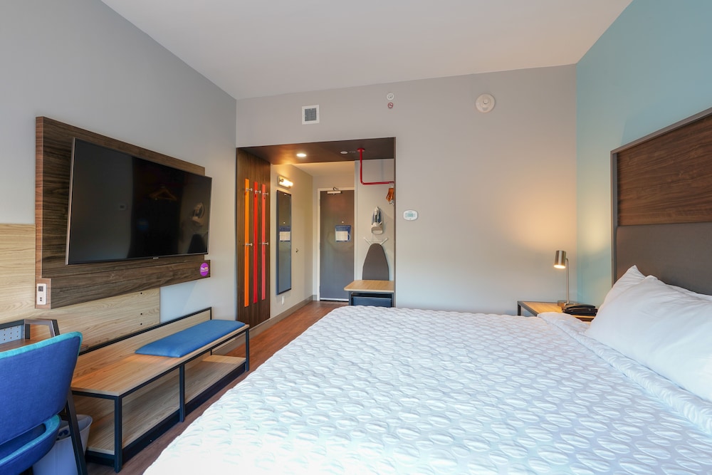 Room, 1 King Bed, Accessible (Mobility & Hearing, Roll-in Shower) photo 2