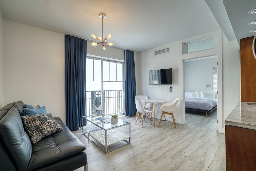 Deluxe Studio Suite, Partial Ocean View