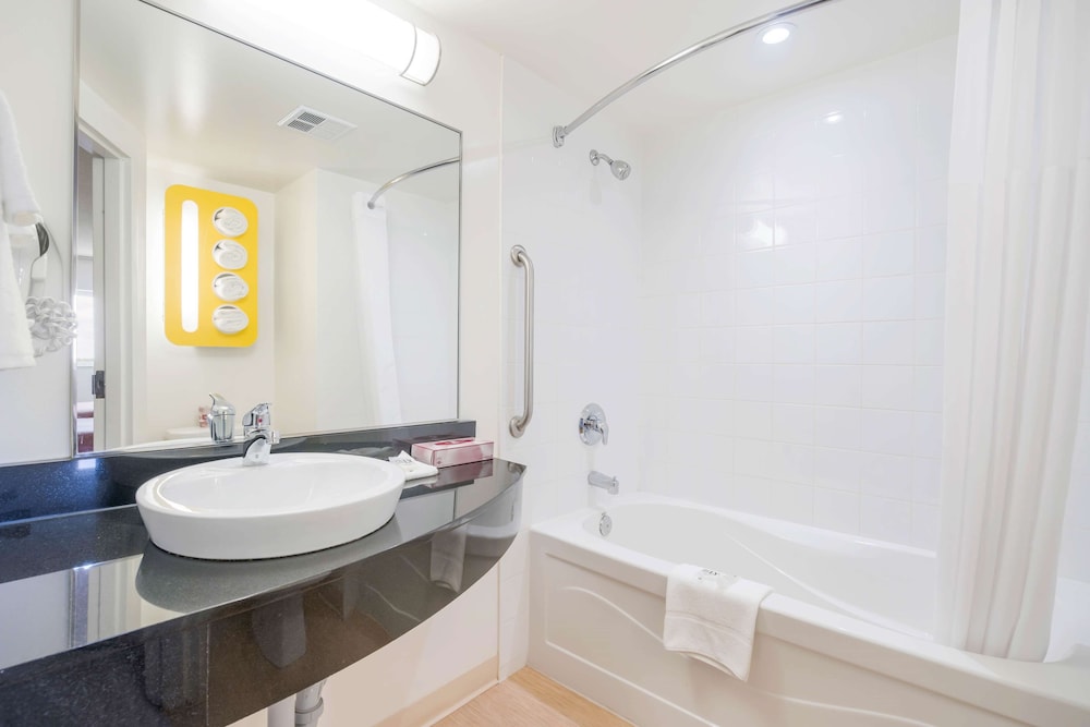 Deluxe Room, 1 Queen Bed, Non Smoking, Kitchenette - Photo 10