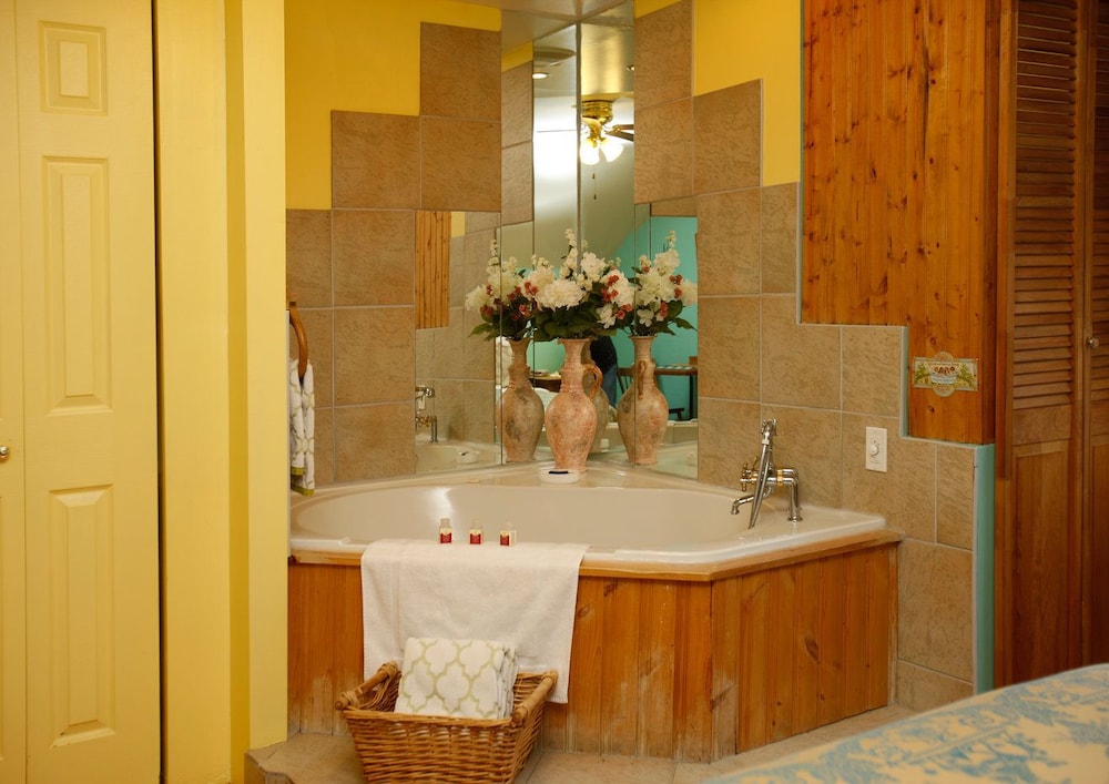 Room, 1 Queen Bed, Jetted Tub photo 3