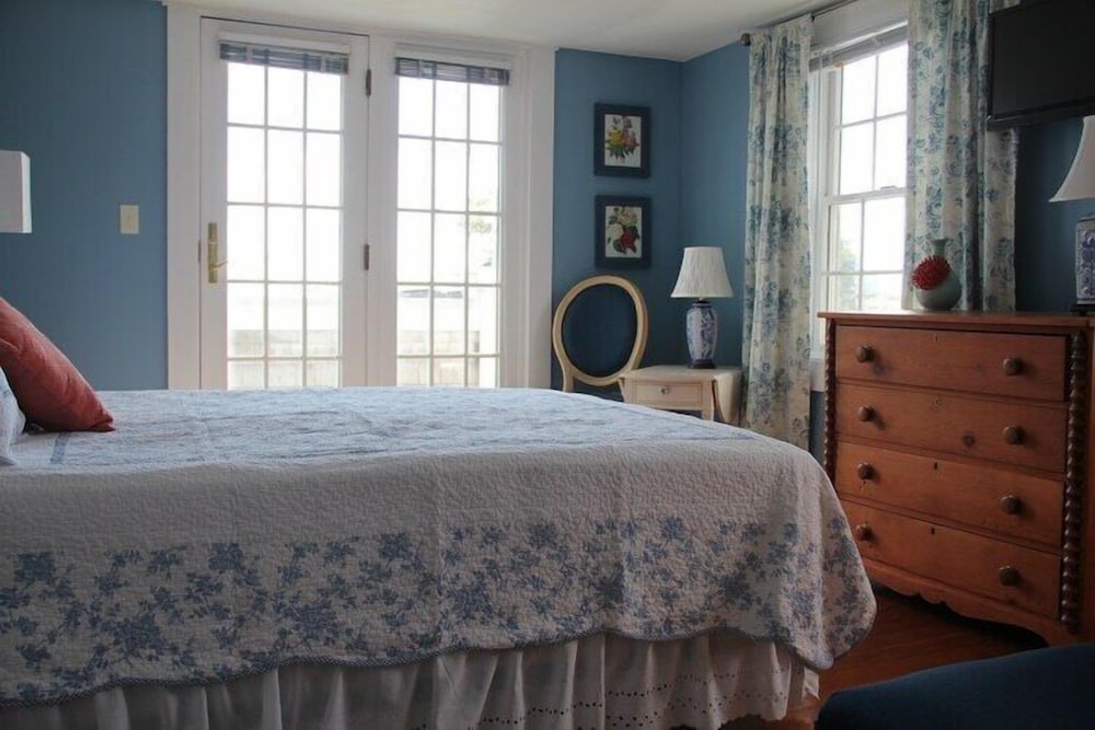 Queen Private Deck and Ocean View: 202 photo 2