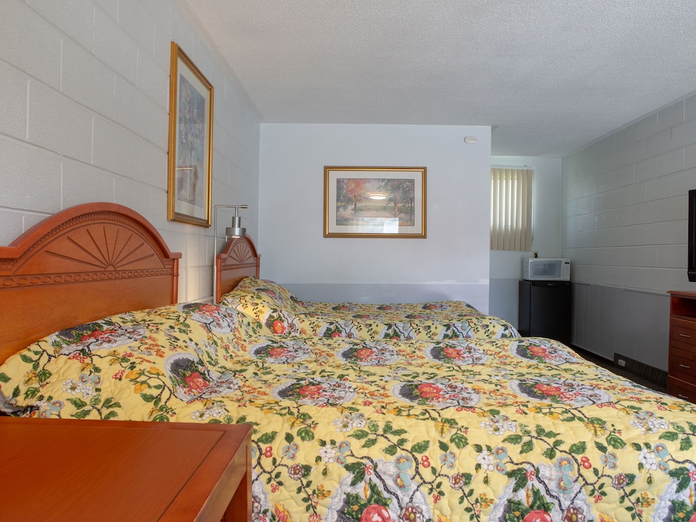 Room, 2 Queen Beds photo 2
