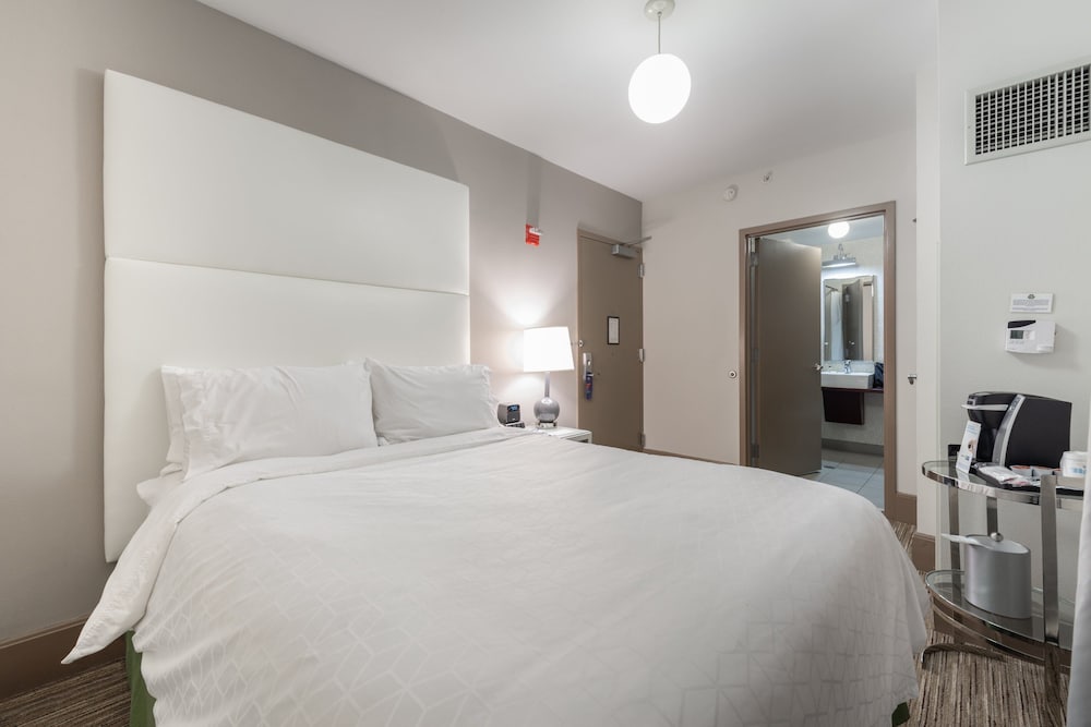 Standard Room, 1 Queen Bed, Accessible (Mobility) - Photo 4