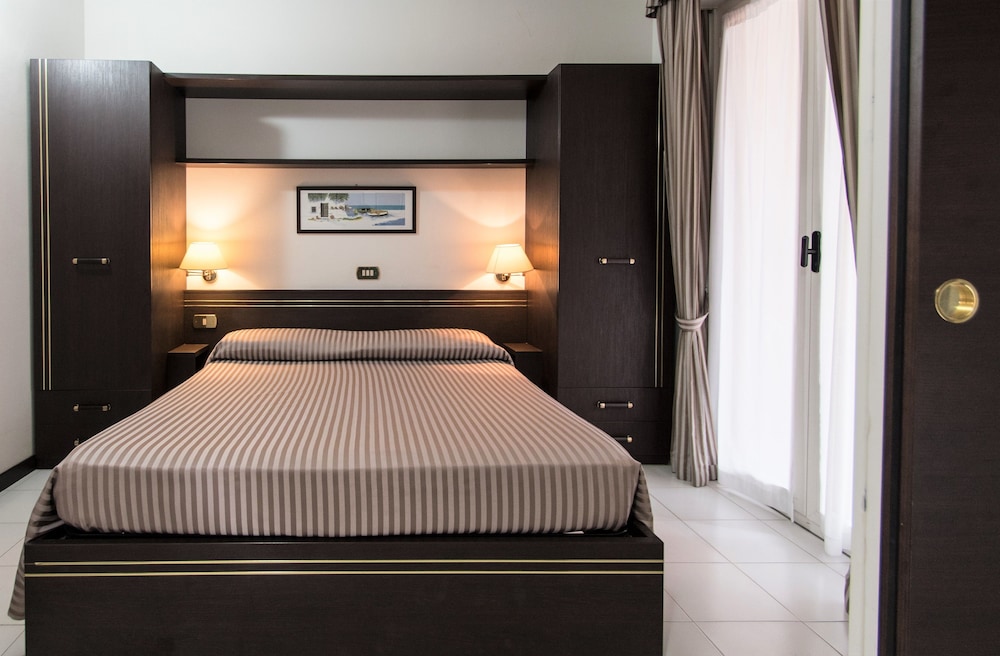 Executive Condo, 1 Bedroom photo 2