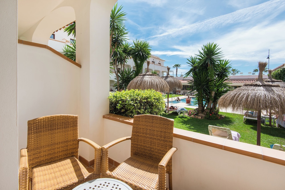 Single room ground floor with terrace, garden and pool view