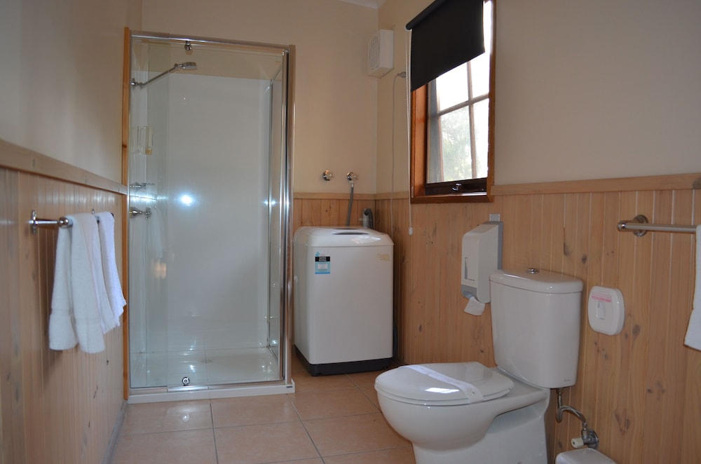 Two Bedroom Luxury Self Contained Lodge photo 3