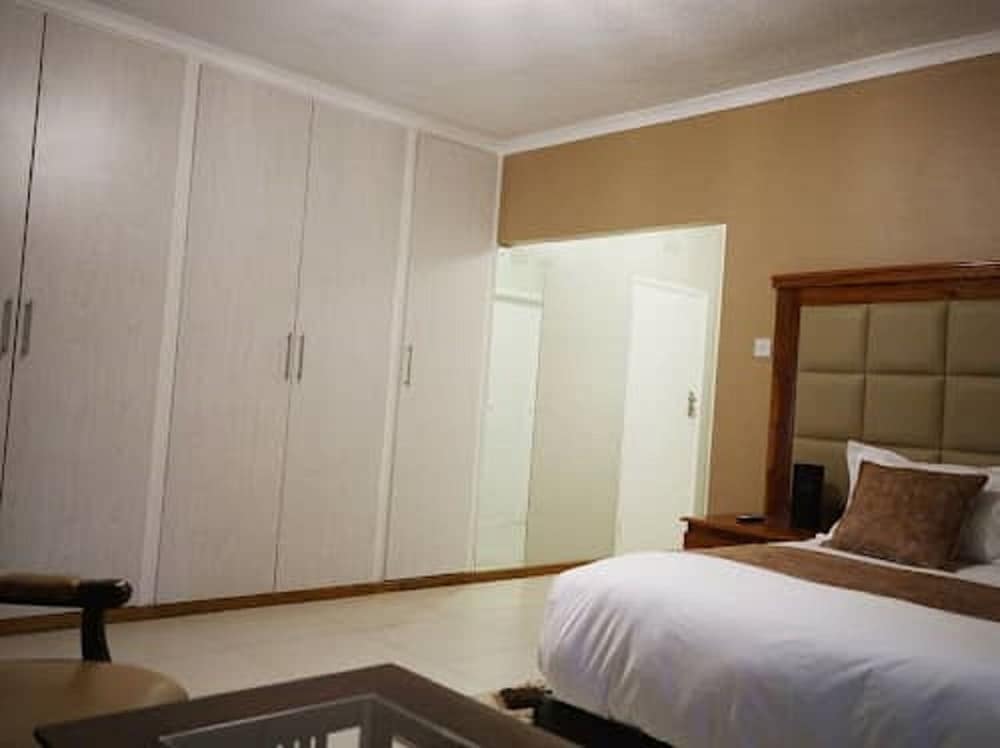 Luxury Apartment, 1 King Bed, Kitchenette, Garden View photo 3