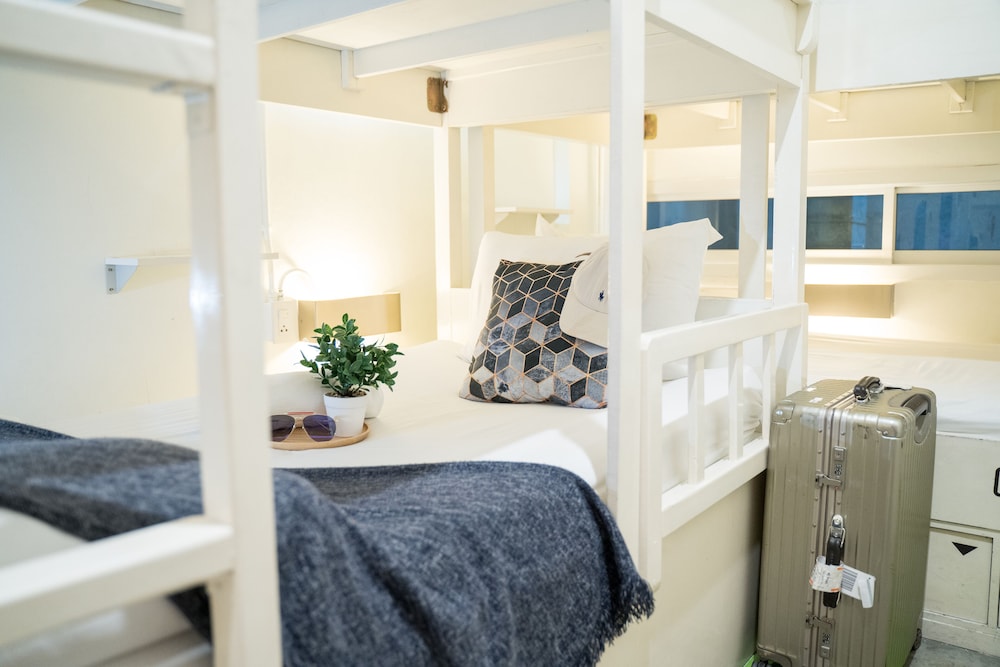 6 Bunk Beds Mixed Dorm photo 1