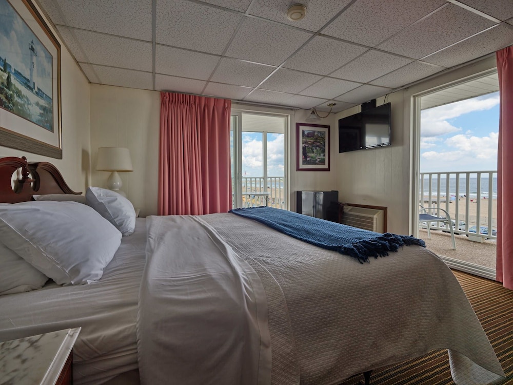 Oceanfront King Room with private Balcony and Ocean view photo 3
