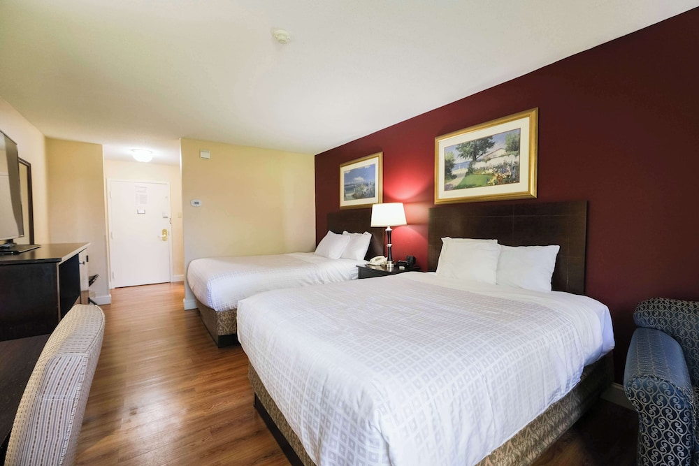 Standard Room, 2 Queen Beds, Courtyard View - Photo 7