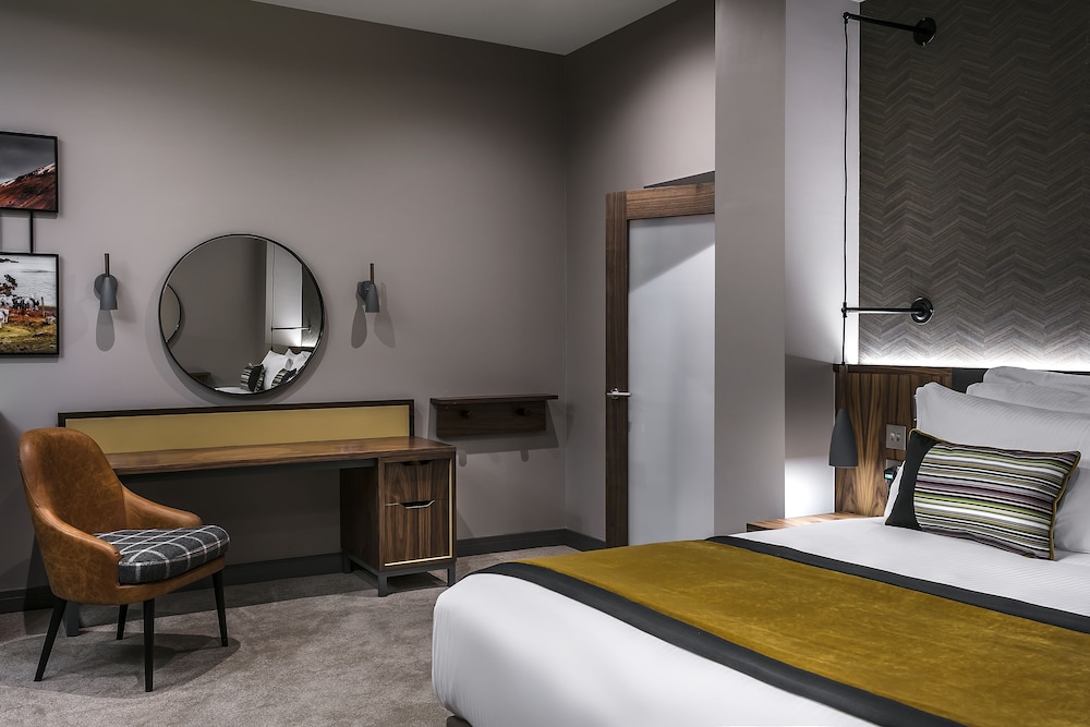 Suite, 1 King Bed, Non Smoking, Refrigerator - Photo 3