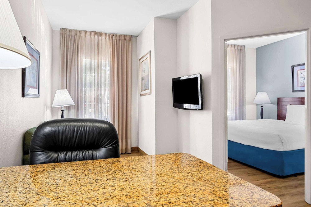 Suite, 1 Queen Bed, Non Smoking (Efficiency, Pet Friendly) - Photo 1