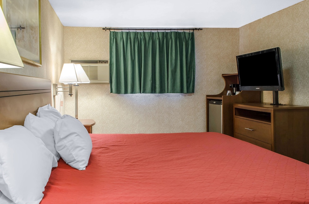 Standard Room, 1 King Bed, Non Smoking - Photo 6