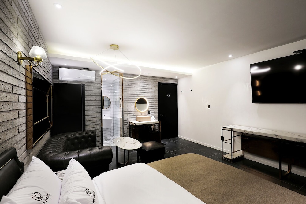 VIP Room - Photo 25