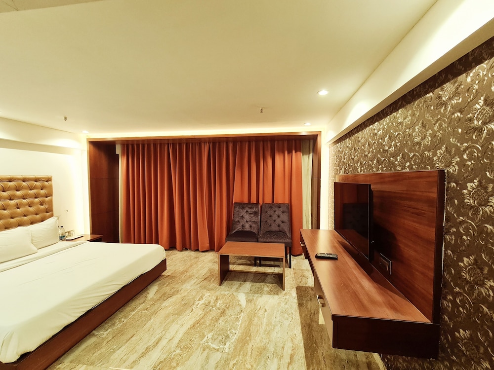 Deluxe Room, 1 King Bed photo 3