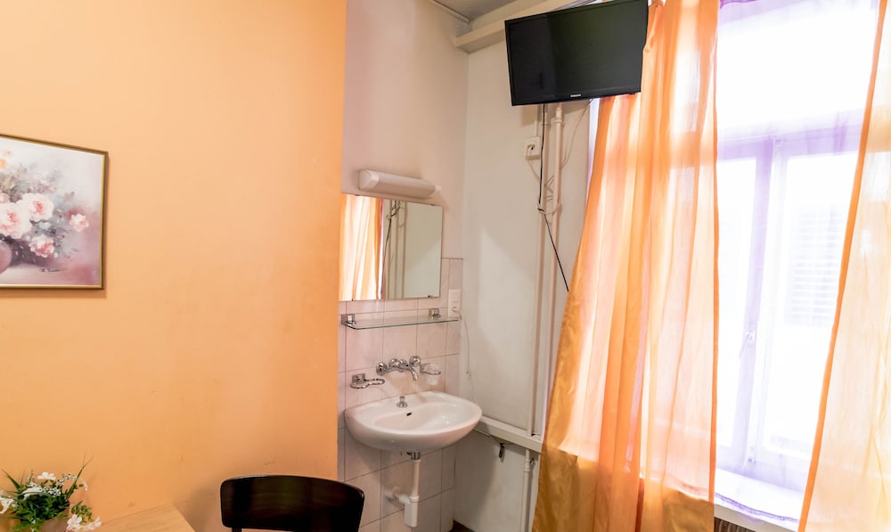 Single Room, Shared Bathroom photo 3