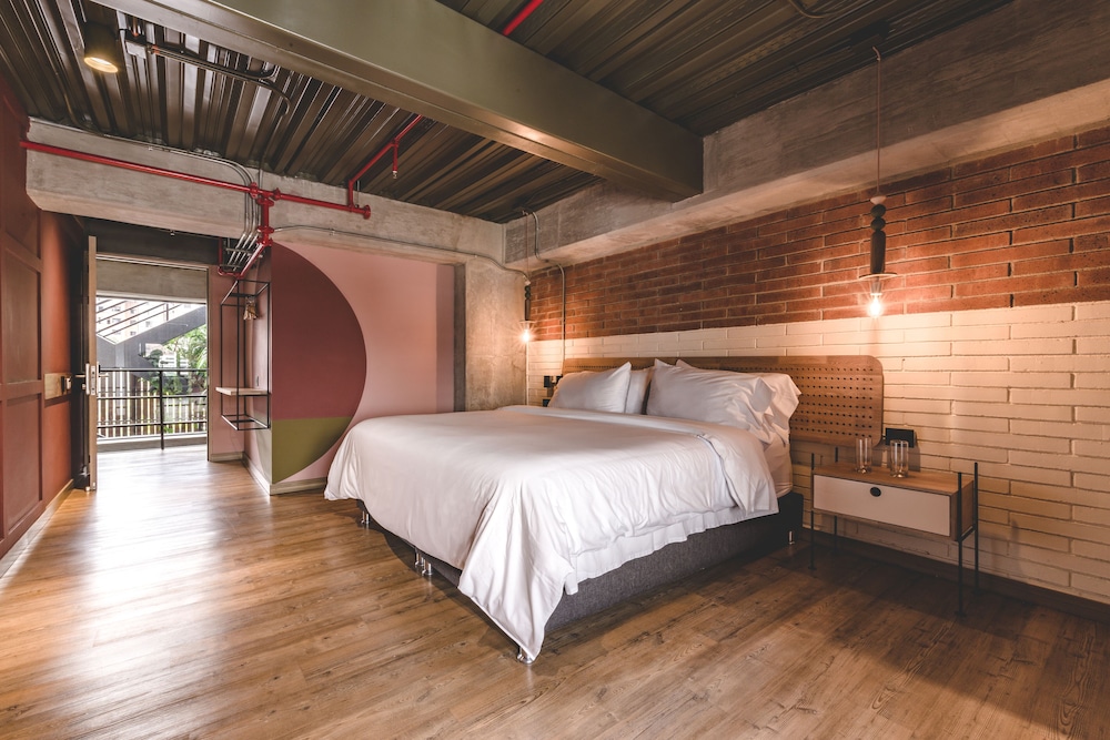 Standard Room, 1 King Bed - Photo 9
