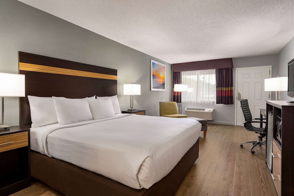 Standard Room, 1 King Bed - Photo 4