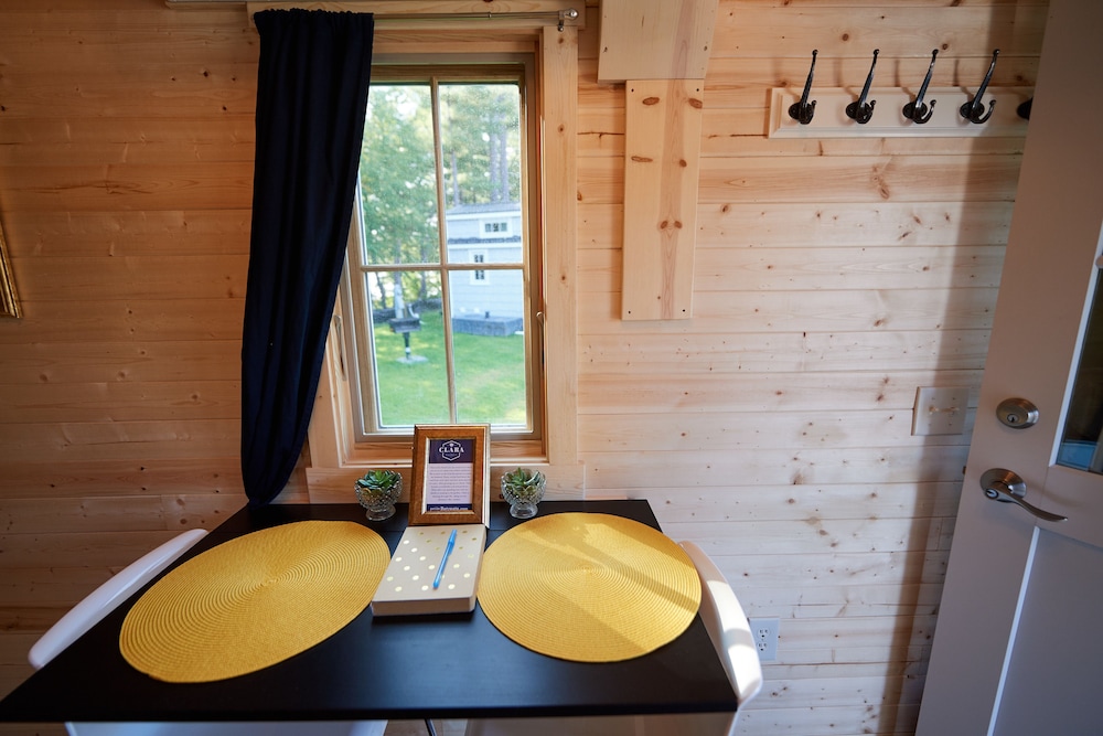 House, Multiple Beds, Kitchenette (Clara Tiny House) photo 2