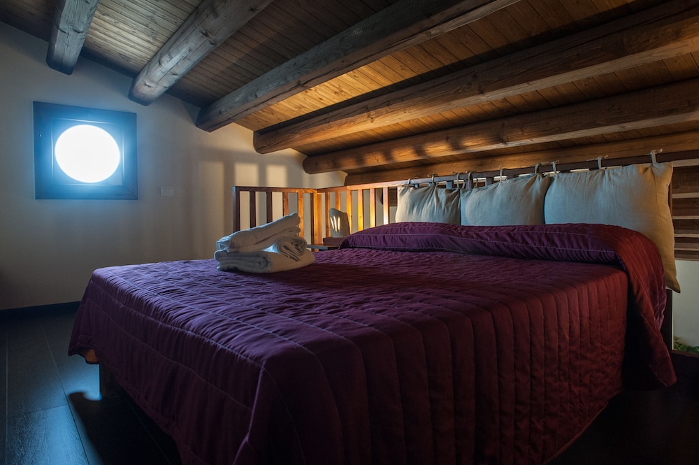 Deluxe Studio (Mezzanine 5F)