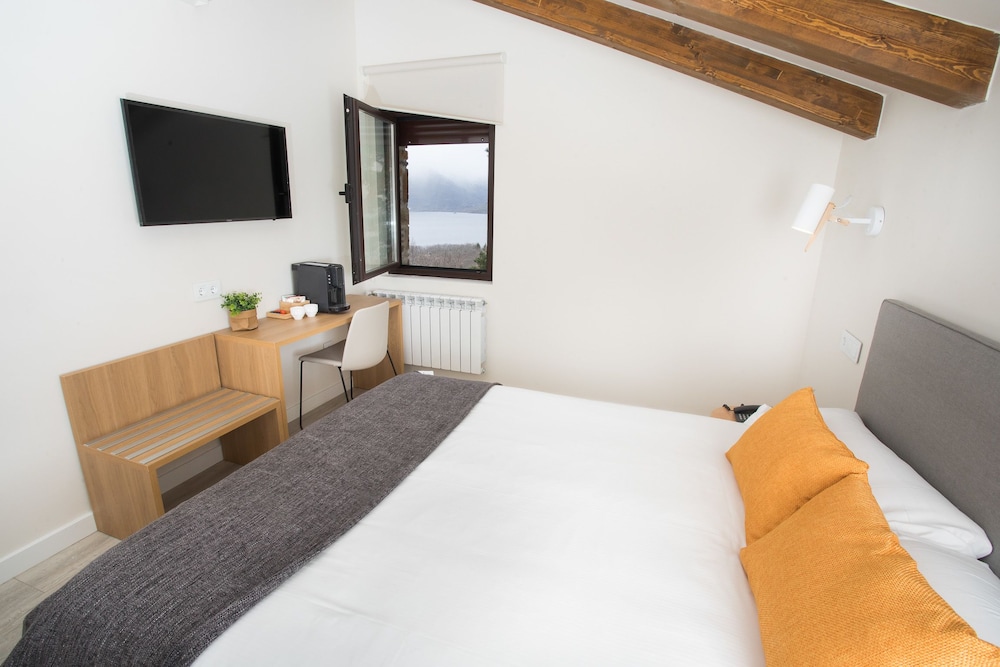 Deluxe Room, Lake View photo 3