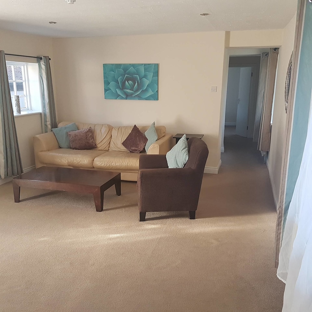 Suite, 2 Bedrooms, Shared Bathroom photo 2