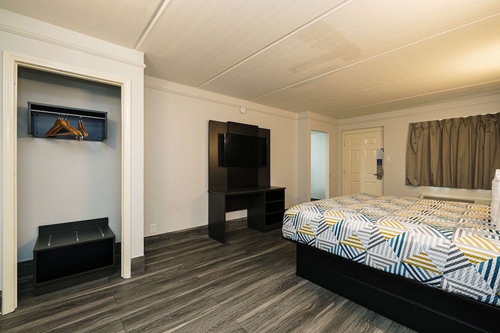 Deluxe Room, 1 King Bed, Non Smoking, Kitchenette photo 2
