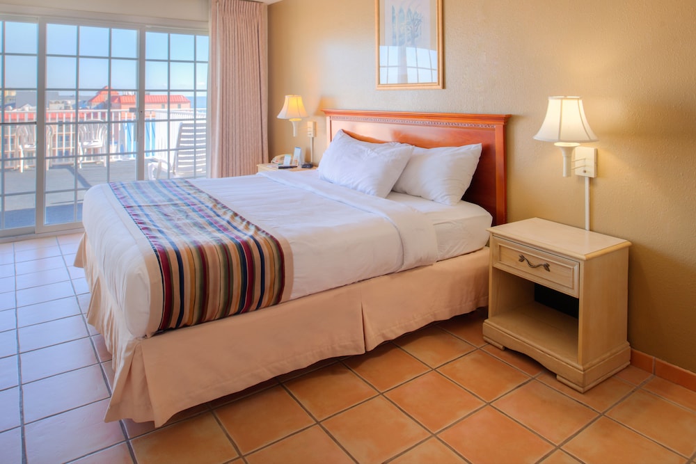 Standard Room, Multiple Beds, Bay Side - Photo 4
