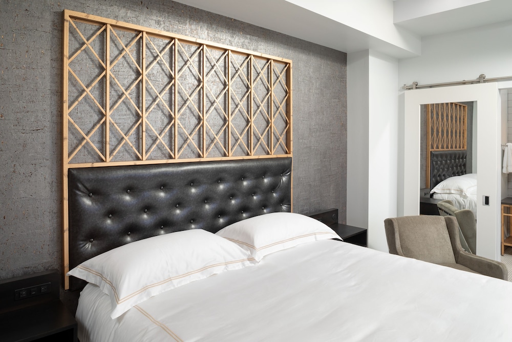 Deluxe Room, 1 King Bed, River View (Chimney King) photo 2