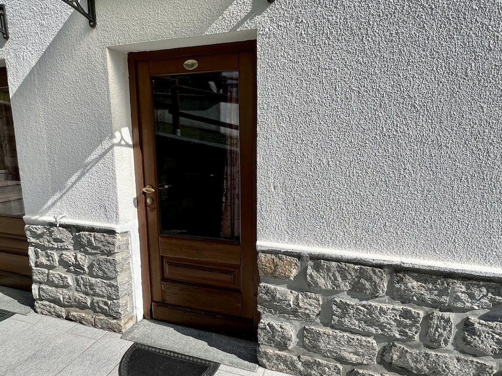 Economy Double Room, 2 Twin Beds, No Windows photo 1