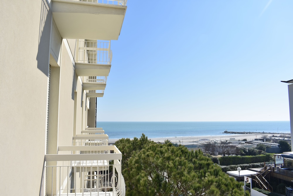 Superior Double or Twin Room, Partial Ocean View photo 2
