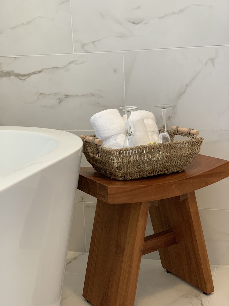 Signature Cottage, Hot Tub photo 3