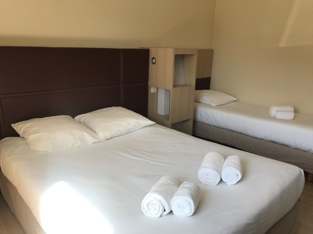 Standard Triple Room photo 2