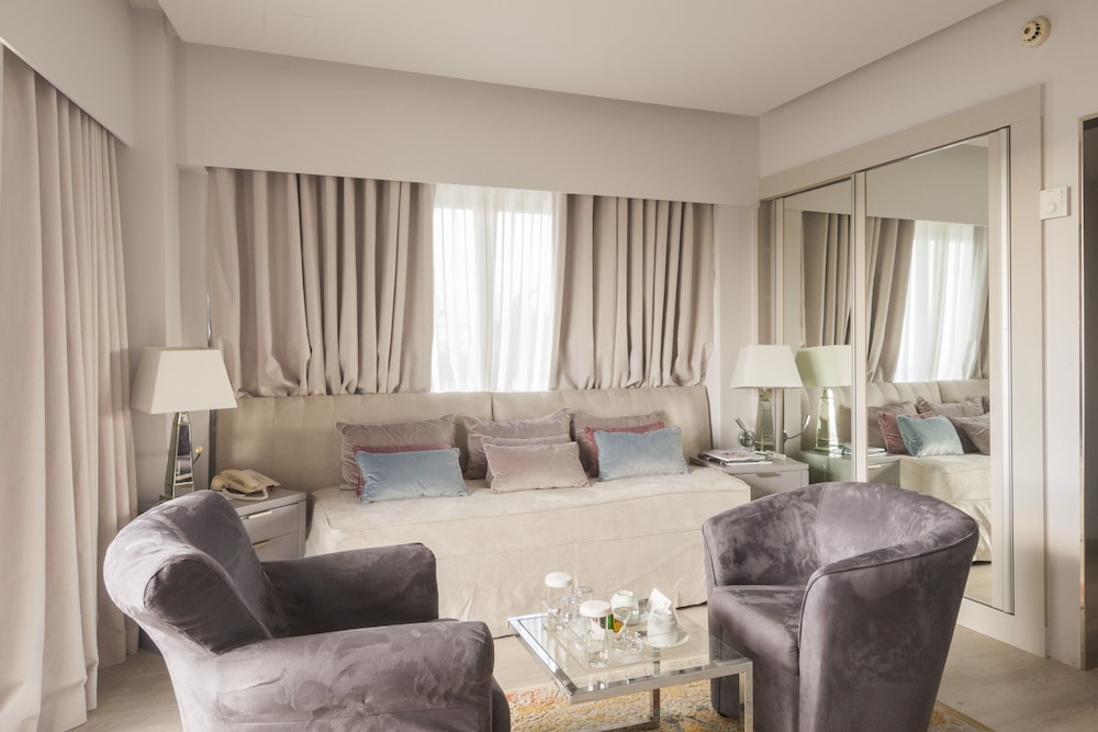 Deluxe Suite with Corner Balcony and Lycabettus Hill View photo 3