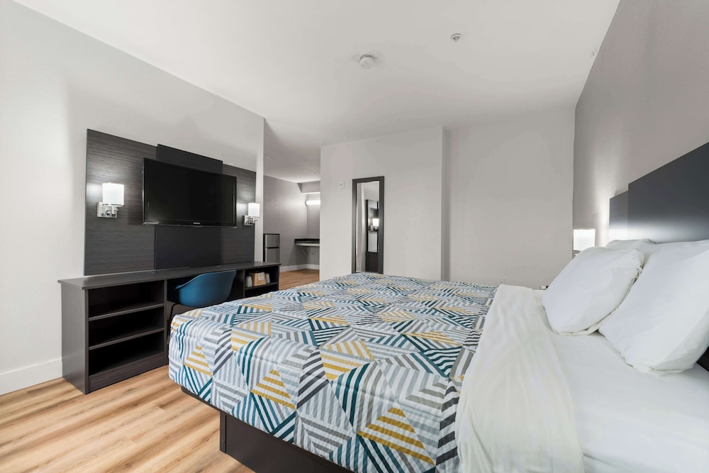 Standard Suite, 1 King Bed, Non Smoking - Photo 7