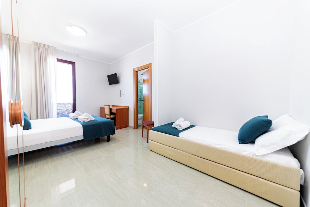 Standard Quadruple Room, Balcony, Sea View photo 1