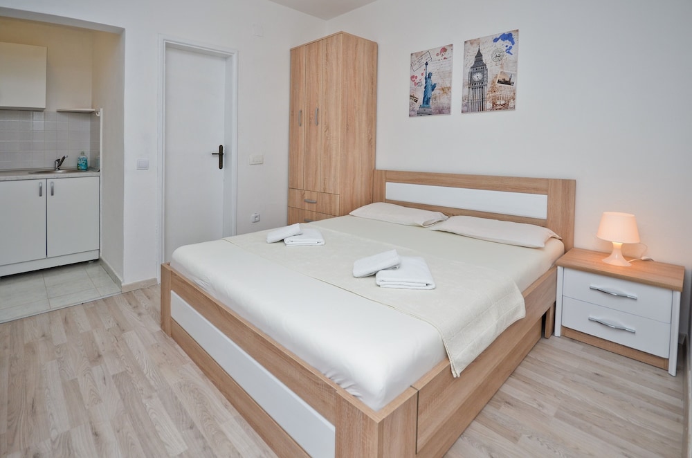 Economy Studio, 1 Queen Bed photo 2
