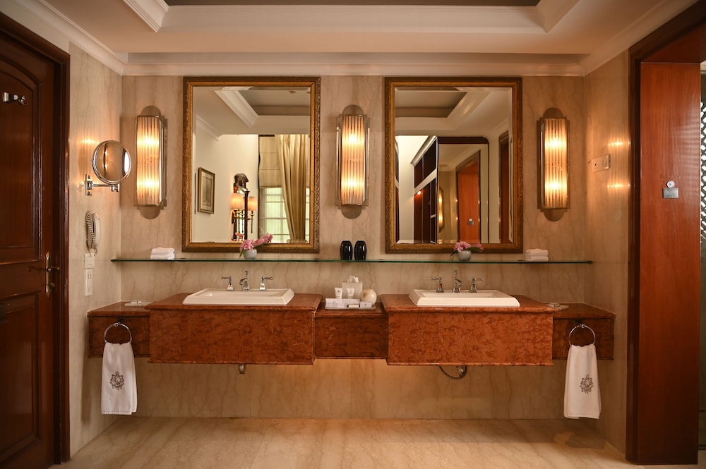 Luxury Suite - Photo 19