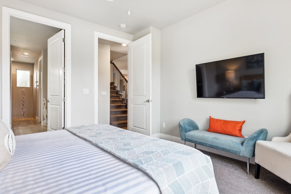 House, Multiple Bedrooms photo 2