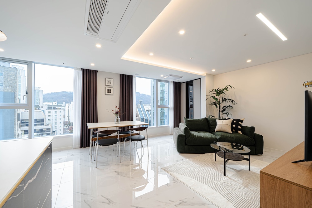 Family Room, 2 Bedrooms - Photo 4