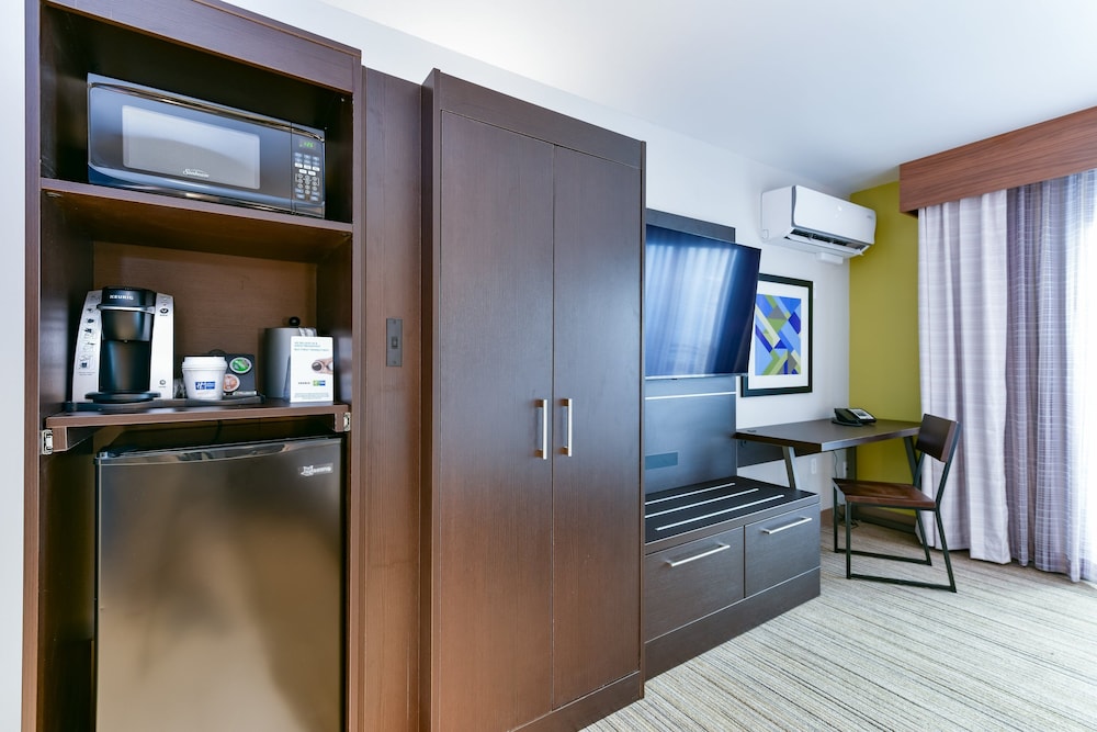 Standard Room, 1 Double Bed, Accessible, Non Smoking (Communications, Mobility) - Photo 5