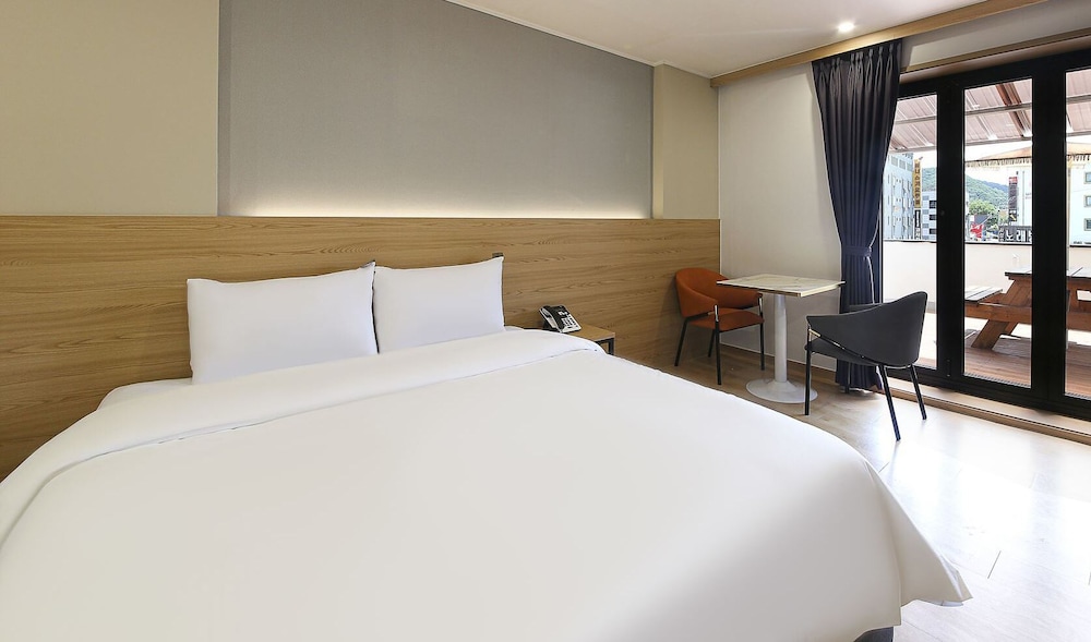 Signature Room, 1 Queen Bed, Non Smoking, Terrace