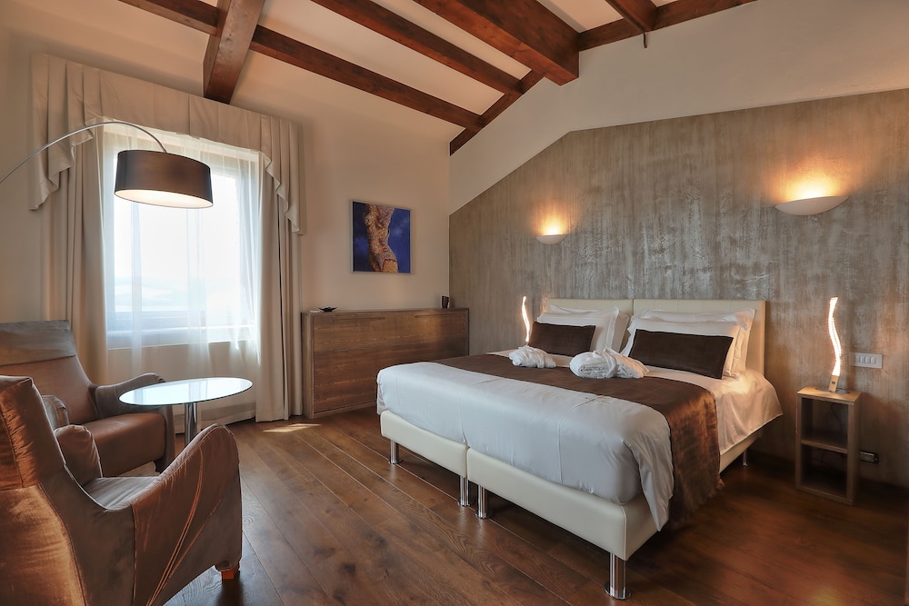 Luxury Suite, Multiple Beds, Non Smoking, Hill View