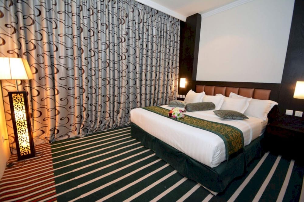 Deluxe Room, 1 King Bed photo 1
