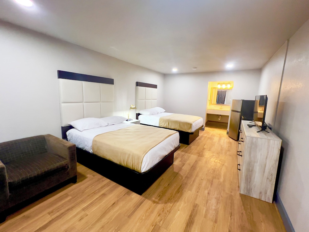 Economy Room, 2 Queen Beds, Non Smoking photo 2